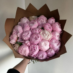 25 розовых пионов